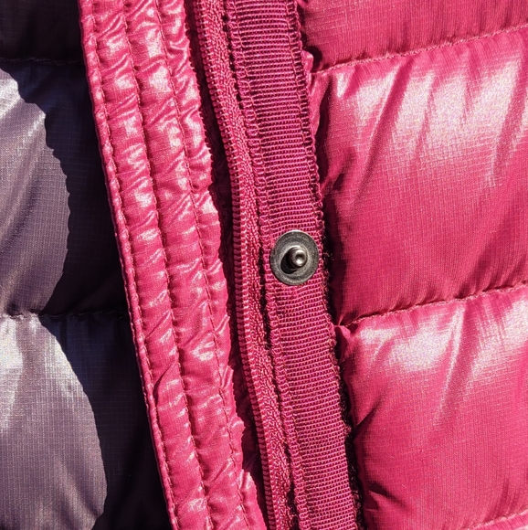 GAP Women's Raspberry Quilted Vest - Picture 4 of 7